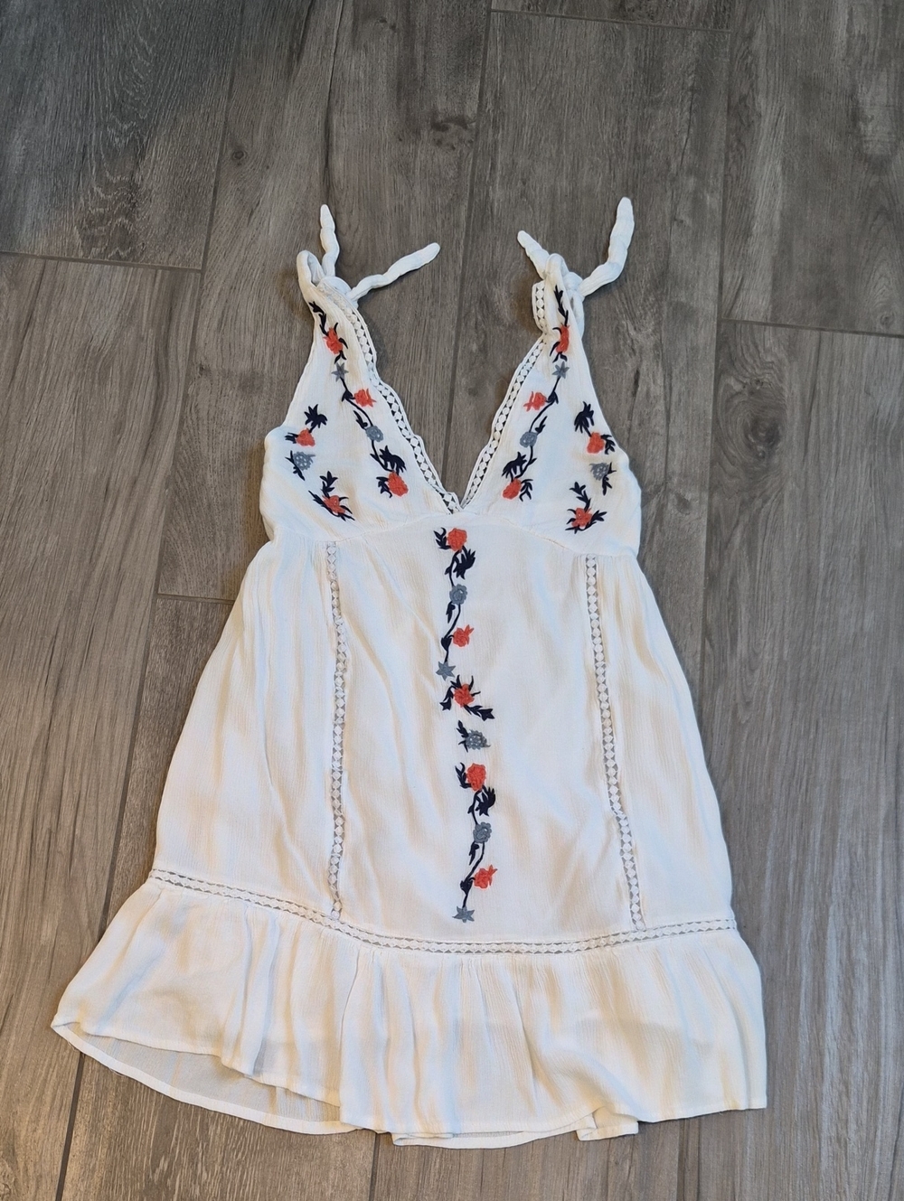 Jessica Simpson White Mini Dress with Navy and Coral Embroidery